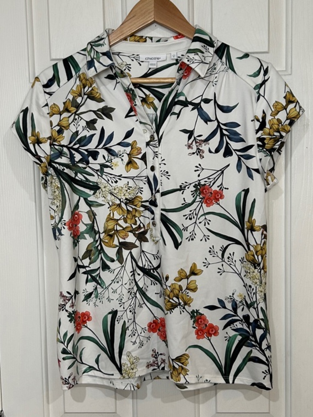 Chico's White Floral Botanical Short Sleeve Button Front Shirt Top Size 1 / US M